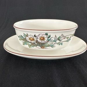 Villeroy & Boch Botanica Gravy Boat w/ Attached Underplate